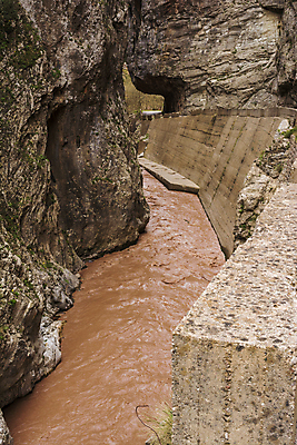 포토 JPG 해외이미지 도로 여행 자연 산 풍경 사람없음 물 강 골짜기 운전 바위 시골 점 위험 그리스 그림 통로 시력 암초 그리스인 내추럴 산악지대 건너기 해외202004 해외포토 자연요소 서양인 유럽 길 컨셉 교통시설 모션 돌_바위 생태계 파일형식 이미지허브