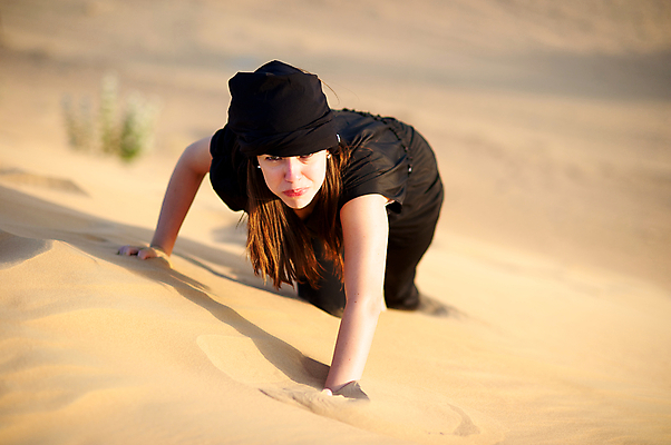 포토 JPG 해외이미지 백인 드레스 여자 모래 여행 자연 놀이 하늘 날씨 건조 따뜻함 관리 한명 사람 풍경 야외 여름 파란색 모래사장 유행 걷기 맑음 사막 자유 흰색 뜨거움 구매 모래언덕 언덕 사하라 내추럴 아랍에미리트 두바이 아랍어 해외202004 해외포토 서양인 1 옷 계절 바다 컬러 컨셉 중동 모션 아프리카 쇼핑 생태계 파일형식 이미지허브