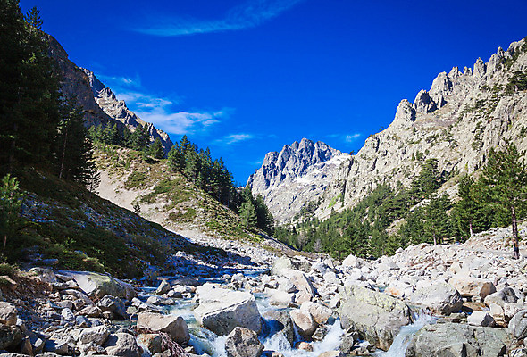 포토 JPG 해외이미지 구름 유럽 호수 여행 자연 하늘 산 풍경 사람없음 야외 물 파란색 평화 환경 계곡 하이킹 프랑스 바위 숲 내추럴 코르시카 해외202004 해외포토 자연요소 나라 컬러 섬 컨셉 레저 돌_바위 생태계 파일형식 이미지허브