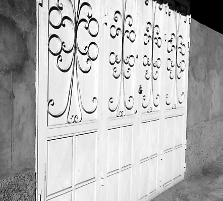 포토 JPG 해외이미지 종교 선 벽 백그라운드 패턴 건축양식 창문 아프리카 열쇠 추상 안전 사람없음 건물 목재 파란색 문 금속 검은색 흰색 구멍 역사 재산 타일 아치 질감 보안 모자이크 신성 모로코 대칭 메디나 석고 안뜰 옛날 해외202004 해외포토 나무 건축물 건축 나라 컬러 무늬 재료 재질 금융 파일형식 이미지허브