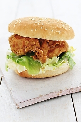 포토 JPG 해외이미지 패스트푸드 실내 사람없음 한개 햄버거 나무받침 치킨버거 나무배경 해외202004 해외포토 1 백그라운드 내부 목재 인스턴트 받침대 파일형식 이미지허브