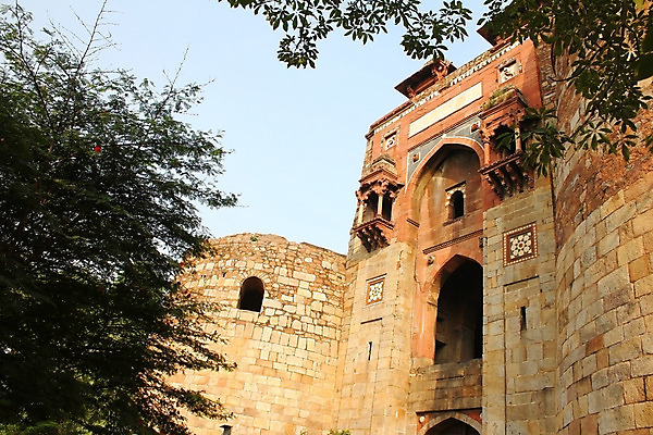 포토 JPG 해외이미지 나무 벽 여행 건축양식 안전 사람없음 건물 빨간색 여행객 탑 흰색 화려 성 역사 인도인 아치 보안 사암 천연기념물 강화 솜씨 옛날 해외202004 해외포토 외국인 식물 건축물 건축 컬러 컨셉 사람 동양인 돌_바위 파일형식 이미지허브