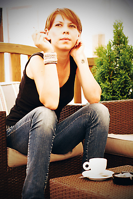 포토 JPG 해외이미지 모델 라이프스타일 행복 커피 음료 유리 따뜻함 한명 사람 컵 기쁨 머그컵 뜨거움 차 카푸치노 에스프레소 카페인 해외202004 해외포토 1 식기 감정 재질 생활 파일형식 이미지허브