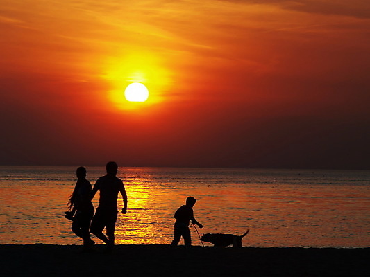 포토 JPG 해외이미지 여자 남자 행복 실루엣 어린이 파도 바다 가족 휴가 그림자 서기 소년 성인 야외 세명 여름 일몰 개 저녁 해외202004 해외포토 계절 감정 포유류 관계 모션 촬영기법 사람 노을 야간 파일형식 이미지허브