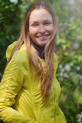 포토 JPG 해외이미지 백인 구름 모델 1 라이프스타일 응시 공원 여자 행복 감정 유럽 컨셉 바람 날씨 휴식 거리 건강 한명 미소 사람 야외 초록색 여름 노란색 봄 재킷 기쁨 추위 코트 가을 신선 도시 시원함 러시아인 스타일 해외202004 해외포토 자연요소 서양인 시선 계절 공공시설 나라 컬러 표정 생활 외투 파일형식 이미지허브