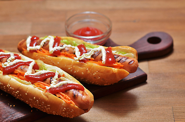 포토 JPG 해외이미지 실내 사람없음 두개 케첩 유리그릇 핫도그 나무도마 나무배경 해외202004 해외포토 그릇 음식 백그라운드 2 유리 도마 패스트푸드 내부 목재 소스_음식 파일형식 이미지허브