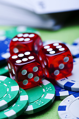 포토 JPG 해외이미지 실내 근접촬영 사람없음 아웃포커스 포커칩 도박 카지노 주사위 겜블 초록배경 해외202004 해외포토 뷰포인트 백그라운드 촬영기법 내부 초록색 포커 파일형식 이미지허브