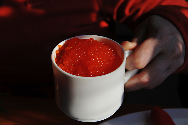 포토 JPG 해외이미지 손 음식 어류 이벤트 사람없음 컵 빨간색 컬러풀 숟가락 저녁식사 흰색 잡기 아침식사 상쾌 러시아 송어 캐비아 해외202004 해외포토 식기 감정 유럽 컬러 식재료 모션 수저 신체부위 식사 수중동물 파일형식 이미지허브