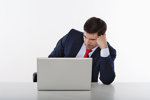 포토 JPG 해외이미지 백인 1 응시 남자 셔츠 비즈니스 넥타이 실내 피곤 관리 한명 사람 앉기 빨간색 노트북 고통 흰색 업무 비즈니스맨 좌절 책상 고민 문제 우울증 해외202004 해외포토 서양인 시선 잡화 감정 컬러 가구 컨셉 상의 모션 내부 전자제품 작업 직장인 질병 파일형식 이미지허브