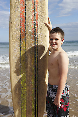 포토 JPG 해외이미지 백인 수영복 행복 모래 스포츠 바다 포즈 휴가 한명 서기 사람 소년 야외 10대 세로 물 카메라 수영 기쁨 서핑보드 서핑 길이 해외202004 해외포토 자연요소 서양인 1 옷 남자 감정 어린이 모션 청소년 전자제품 수상스포츠 보드_스포츠 파일형식 이미지허브