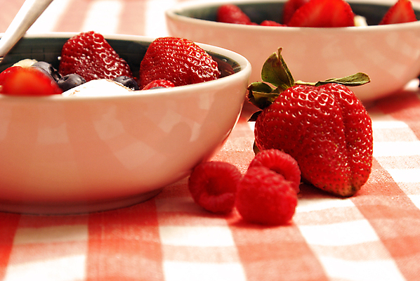 포토 JPG 해외이미지 접시 열매 음식 과일 탁자 딸기 아이스크림 디저트 바나나 요리 사람없음 가로 빨간색 식당 초콜릿 숟가락 냉동 얼음 활발 식탁보 대접 신선 사발 달콤 맛 크림 국자 체크무늬 블루베리 산딸기 서빙 충동구매 다리찢기 바닐라 섞기 솔깃 해외202004 해외포토 자연요소 식물 식기 컬러 가구 컨셉 무늬 모션 주방용품 수저 쇼핑 상점 사기그릇 과소비 파일형식 이미지허브