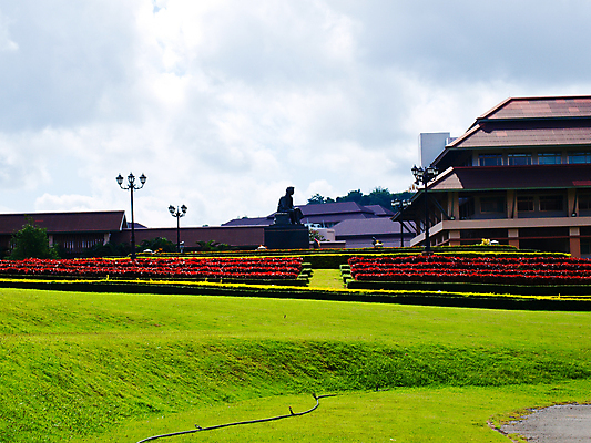 포토 JPG 해외이미지 나무 외관 공원 아시아 여행 백그라운드 건축양식 창문 태국 자연 하늘 그림자 풍경 사람없음 건물 초록색 파란색 조각상 평화 정원 도시 메인 대학교 장면 해외202004 해외포토 식물 건축물 공공시설 건축 나라 컬러 컨셉 학교 조형물 생태계 파일형식 이미지허브