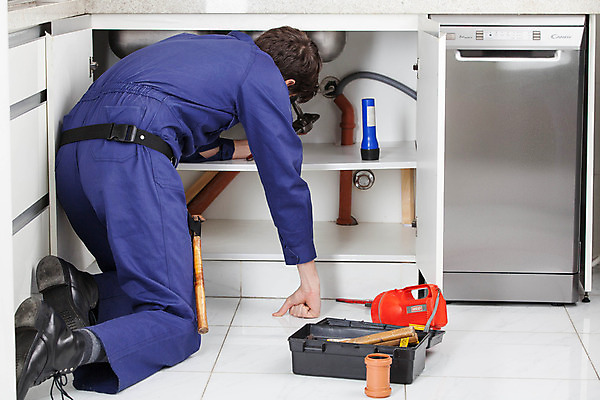 포토 JPG 해외이미지 백인 모델 직업 1 남자 산업 유니폼 노동자 주택 실내 한명 사람 20대 내부 건물 가로 주방 장비 공구 스패너 업무 작업 재산 수리 싱크대 고정 유지 건축업자 계약자 배관공 옛날 재주꾼 해외202004 해외포토 서양인 건축물 옷 건축 청년 금융 도구 계약 개수대 파일형식 이미지허브