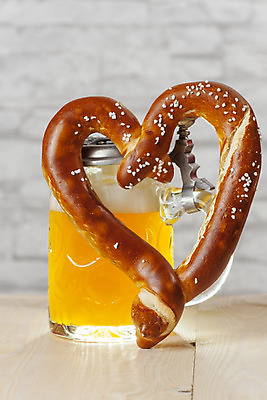 포토 JPG 해외이미지 맥주 실내 사람없음 하트 맥주잔 브레첼 해외202004 해외포토 모양 술잔 디저트 주류 내부 파일형식 이미지허브