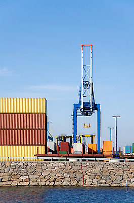 포토 JPG 해외이미지 유럽 산업 바다 비즈니스 교통시설 모바일 핀란드 사람없음 빨간색 물 글로벌 금속 항구 힘 기계 장비 트럭 화물 역 상품 몸무게 큼 컨테이너 창고 기중기 무역 방파제 보안 상업 수납 포트 무거움 로딩 수입 철강 헬싱키 해외202004 해외포토 자연요소 공공시설 나라 컬러 교통 자동차 재질 북유럽 안전 운송업 중장비 무게 크기 시설 파일형식 이미지허브