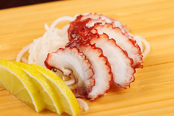 포토 JPG 해외이미지 음식 조각 재료 부분 건강 육류 어류 요리 사람없음 일본 회 신선 배열 레몬 해산물 준비 유기농 날것 문어 단백질 생식 식품점 해외202004 해외포토 웰빙 아시아 과일 식재료 연체동물 상점 수중동물 영양소 파일형식 이미지허브