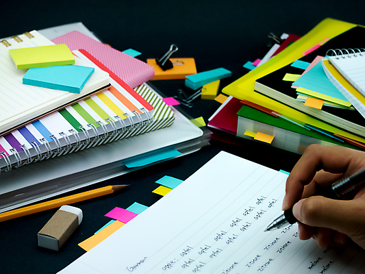 포토 JPG 해외이미지 학생 영어 교육 문화 텍스트 통신 교실 학교 수업 사람없음 책 단어 스터디 세계 글로벌 연필 펜 쪽지 공책 시험 퀴즈 가르침 강의 사전 소셜 번역 해외202004 해외포토 문자 문구용품 학용품 학습 필기구 파일형식 이미지허브