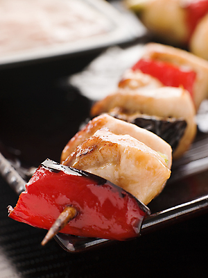 포토 JPG 해외이미지 접시 음식 피망 실내 요리 사람없음 내부 세로 양념 조미료 꼬치 그릴 소프트포커스 레시피 블러 일본음식 해외202004 해외포토 식기 채소 주방용품 촬영기법 향미료 파일형식 이미지허브