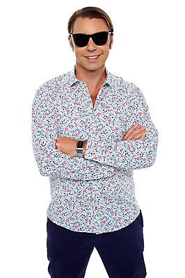 포토 JPG 해외이미지 모델 1 라이프스타일 응시 남자 행복 여유 중년 포즈 백그라운드 셔츠 실내 한명 서기 사람 성인 선글라스 유행 팔짱 흰색 자신감 그늘 시원함 스마트 손목시계 싱글 고립 혼자 스타일 해외202004 해외포토 시선 감정 안경 시계 컬러 컨셉 상의 장신구 모션 내부 생활 파일형식 이미지허브