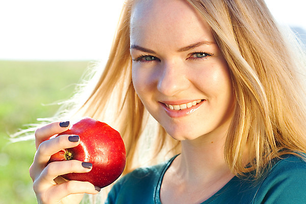 포토 JPG 해외이미지 백인 구름 학생 라이프스타일 여자 꽃 행복 음식 밭 과일 자연 하늘 휴식 한명 미소 사람 소녀 성인 야외 초록색 파란색 햇빛 태양 우정 기쁨 자유 그룹 사과 만족 단절 해외202004 해외포토 자연요소 서양인 식물 1 감정 어린이 컬러 컨셉 농업 표정 생활 친구 생태계 파일형식 이미지허브