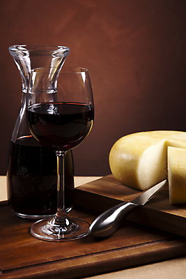 포토 JPG 해외이미지 와인잔 포도 치즈 사람없음 와인병 나무도마 조각치즈 치즈나이프 갈색배경 해외202004 해외포토 조각 백그라운드 술잔 과일 병_용기 유제품 도마 목재 갈색 와인 나이프 파일형식 이미지허브