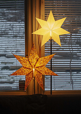 포토 JPG 해외이미지 아이콘 디자인 별 백그라운드 크리스마스 겨울 창문 전등 기념 스웨덴 사람없음 내부 장식 빛 컬러풀 얼음 램프 축하 도시 빛망울 광 스칸디나비아 해외202004 해외포토 자연요소 계절 기념일 컬러 컨셉 조명 북유럽 파일형식 이미지허브