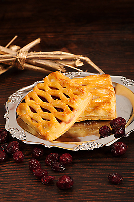포토 JPG 해외이미지 전통 접시 계절 크리스마스 부분 디저트 사람없음 장식 세로 축제 대접 달콤 가득함 서빙 폭식 페스츄리 해외202004 해외포토 식기 기념일 음식 빵 맛 파일형식 이미지허브