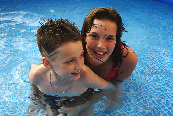 포토 JPG 해외이미지 얼굴 어린이 수영장 따뜻함 미소 웃음 소년 두명 물 여름 파란색 수영 기쁨 젖음 추위 흰색 뜨거움 상쾌 언니 남동생 해외202004 해외포토 자연요소 계절 남자 감정 컬러 가족 표정 사람 신체부위 수상스포츠 자매 동생 파일형식 이미지허브