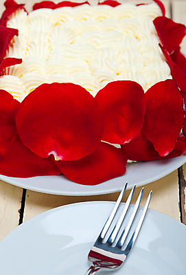 포토 JPG 해외이미지 접시 꽃잎 포크 사람없음 장미 케이크 달콤 생크림 나무배경 해외포토 식기 꽃 백그라운드 디저트 맛 크림 파일형식 이미지허브