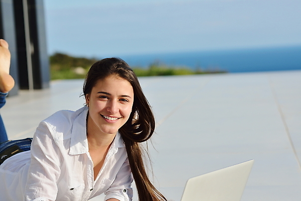 포토 JPG 해외이미지 응시 여자 엎드리기 하늘 한명 상반신 성인 야외 노트북 비즈니스우먼 야외테라스 성인여자한명만 해외포토 1 시선 비즈니스 모션 사람 전자제품 발코니 직장인 여자한명만 성인여자만 파일형식 이미지허브