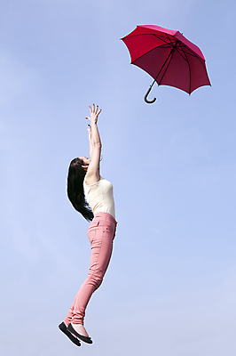 포토 JPG 해외이미지 긴머리 이동 우산 하늘 바람 한명 빨간색 세로 여름 파란색 운동 점프 봄 기쁨 자유 잡기 던지기 날씬함 폭풍 가림막 무료 성인여자만 카피스페이스 해외202004 해외포토 자연요소 1 헤어스타일 계절 감정 컬러 컨셉 모션 날씨 건강 사람 공백 몸매 여자만 성인만 파일형식 이미지허브