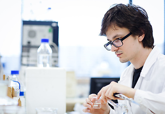 포토 JPG 해외이미지 백인 직업 1 응시 여자 남자 얼굴 과학 백그라운드 노동자 건강 병원 현미경 실험 한명 사람 성인 스터디 약 머리 장비 의사 코트 흰색 업무 액체 기술자 실험실 과학자 플라스크 분석 생물학 비커 고립 돌봄 화학물질 화학자 해외202004 해외포토 서양인 시선 교육 컬러 컨셉 의학 모션 실험기구 신체부위 학습 외투 의료진 작업 화학 학자 파일형식 이미지허브