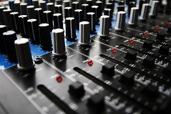 포토 JPG 해외이미지 음악 노래 실험 손잡이 사람없음 전자제품 빛 노란색 금속 검은색 소리 장비 회색 흰색 악단 판넬 우아함 닫기 볼륨 혼합 믹서 묘사 클럽 오디오 잭 스테레오 찬성 벙어리 섞기 선로 제어 채널 스타일 주도 효과 해외202004 해외포토 컬러 컨셉 모션 재질 문화예술 예절 파일형식 이미지허브