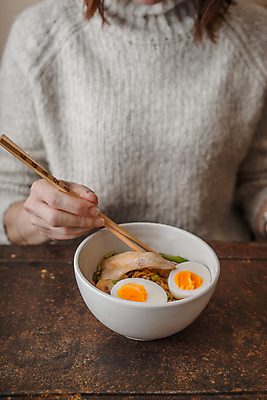포토 JPG 해외이미지 전통 접시 손 문화 음식 백그라운드 날개 재료 탁자 양파 파스타 건강 요리 동양인 사람없음 옆모습 초록색 갈색 노란색 계란 일본 치킨 중국 회색 흰색 신선 면 도자기 막대기 사발 맛 수프 스웨터 해산물 대나무 속도 양배추 날것 점심식사 대두 석판 순간 카피스페이스 개조 해외202004 해외포토 나무 식기 아시아 뷰포인트 컬러 가구 컨셉 상의 채소 서양음식 인종 신체부위 알 식사 공백 사기그릇 닭고기요리 파일형식 이미지허브