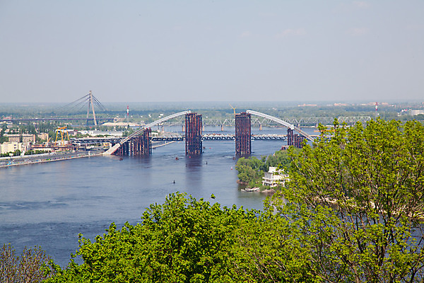 포토 JPG 해외이미지 나무 외관 건축양식 하늘 파노라마 사람없음 가로 초록색 물 여름 파란색 강 도시풍경 봄 도시 숲 장면 타운 스카이라인 우크라이나 해외202004 해외포토 자연요소 식물 계절 건축 유럽 컬러 촬영기법 풍경 파일형식 이미지허브
