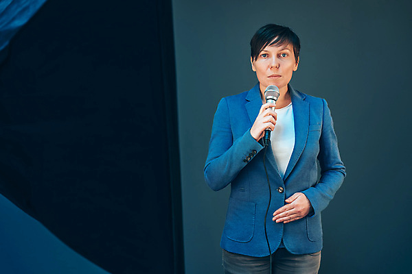 포토 JPG 해외이미지 백인 직업 손 여자 비즈니스 통신 회의 한명 정장 텔레비전 장비 정보 비즈니스우먼 기자 뉴스 우아함 토론 질문 마이크 면접 방송 언론 리포터 일반 정치가 해외202004 해외포토 서양인 1 옷 음향기기 컨셉 사람 신체부위 전자제품 직장인 파일형식 이미지허브