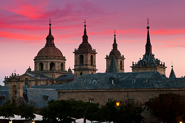 포토 JPG 해외이미지 나무 식물 건축물 계절 유럽 분홍색 여행 낙엽 오렌지 건축양식 자연 하늘 풍경 사람없음 건물 여름 교회 환경 탑 보라색 황혼 일몰 스페인 제비꽃 생태계 조경 수도원 바실리카 생태학 해외202004 해외포토 교육 건축 꽃 나라 컬러 잎 과일 종교건축 노을 파일형식 이미지허브