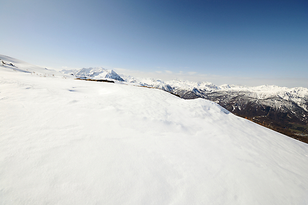 포토 JPG 해외이미지 계절 스포츠 겨울 자연 하늘 휴식 산 파노라마 풍경 사람없음 야외 가로 햇빛 계곡 냉동 침묵 이탈리아 탐험 프랑스 흰색 순수 빙하 서리 산봉우리 산기슭 산맥 해외202004 해외포토 유럽 컬러 컨셉 촬영기법 태양 소리 생태계 봉우리 파일형식 이미지허브