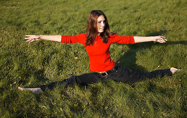 포토 JPG 해외이미지 모델 라이프스타일 공원 여자 행복 여유 얼굴 스포츠 포즈 요가 자연 휴가 휴식 건강 관리 한명 사람 야외 초록색 운동 봄 에너지 피부 명상 체조 에어로빅 혼자 해외202004 해외포토 1 웰빙 계절 공공시설 감정 컬러 컨셉 생활 신체부위 춤 생태계 파일형식 이미지허브