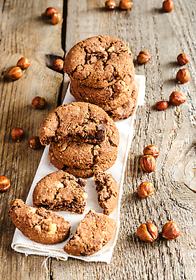 포토 JPG 해외이미지 모양 전통 음식 크리스마스 겨울 탁자 휴가 디저트 선물 사람없음 목재 갈색 쿠키 초콜릿 축제 어둠 빵집 견과류 축하 직물 원형 균열 달콤 맛 12월 설탕 굽기 냅킨 코코아 깨짐 줄서기 페스츄리 핸드메이드 개암 해외202004 해외포토 도형 나무 계절 기념일 열매 음료 빵 컬러 가구 컨셉 재료 모션 상점 날짜 구이 파일형식 이미지허브