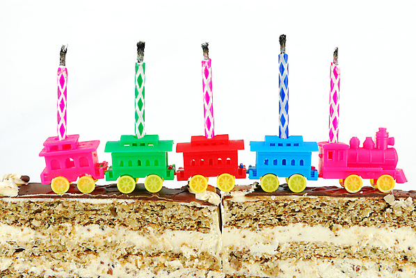 포토 JPG 해외이미지 분홍색 디저트 기념 사람없음 장식 빨간색 초록색 파란색 컬러풀 파티 케이크 기쁨 기차 축하 생일 닫기 달콤 묘사 해외202004 해외포토 기념일 감정 음식 육상교통 컬러 컨셉 모션 대중교통 이벤트 맛 파일형식 이미지허브