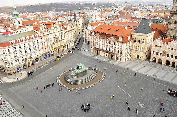 포토 JPG 해외이미지 포장 창문 지붕 거리 주택 사람 사람없음 빨간색 컬러풀 역사 군중 정상 정사각형 체코 프라하 마법 법정 해외202004 해외포토 도형 유럽 컬러 건물 파일형식 이미지허브