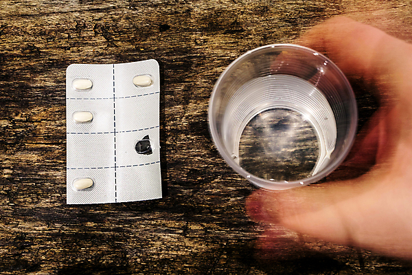 포토 JPG 해외이미지 손 산업 유리 건강 사람 사람없음 치료 물 알약 약 획득 바이오 화학물질 해외202004 해외포토 자연요소 의학 재질 신체부위 화학 파일형식 이미지허브