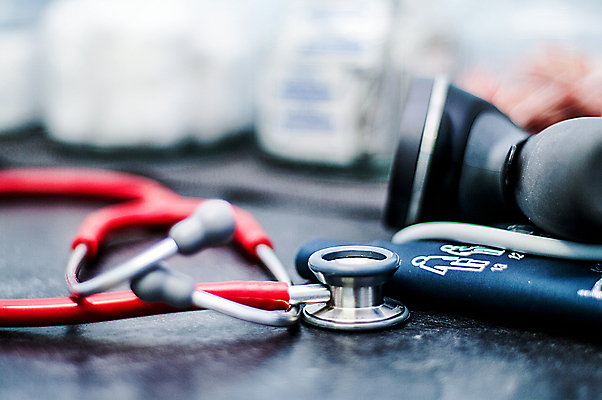 포토 JPG 해외이미지 직업 백그라운드 청진기 건강 병원 사람없음 빨간색 약 환자 흰색 업무 돌봄 해외202004 해외포토 컬러 의학 의료기기 모션 작업 파일형식 이미지허브