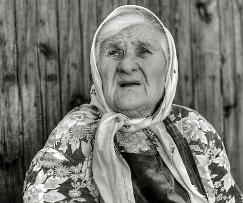포토 JPG 해외이미지 백인 1 여자 노년 할머니 얼굴 자연 엄마 흑백 건강 한명 웃음 사람 성인 야외 목재 가로 울타리 머리 활발 회색 슬픔 덮개 주름 가난 은퇴 80대 구김 방법 부정적 옛날 진짜 노화 유일 표현성 해외202004 해외포토 서양인 나무 감정 컬러 컨셉 재료 가족 모션 촬영기법 표정 신체부위 담장 뚜껑 생태계 파일형식 이미지허브