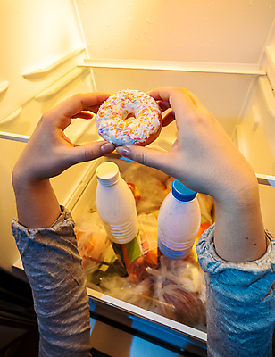 포토 JPG 해외이미지 1 여자 음식 다이어트 유리 디저트 선반 주택 실내 관리 한명 내부 빛 문 케이크 주방 식사 저녁식사 어둠 우유 신선 잡기 오픈 닫기 도넛 정상 야간 저녁 기아 배고픔 냉장고 팔 성분 점심식사 냉동고 해외202004 해외포토 자연요소 가구 모션 재질 유제품 건강 사람 건물 신체부위 가전제품 사회이슈 파일형식 이미지허브