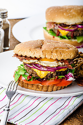 포토 JPG 해외이미지 음식 백그라운드 토마토 채소 양파 치즈 샌드위치 육류 요리 사람없음 빨간색 초록색 계란 식사 저녁식사 샐러드 소고기 튀김 햄버거 흰색 신선 클래식 그릴 상추 바비큐 속도 깨 베이컨 패티 점심식사 고립 번 치즈버거 해로움 해외202004 해외포토 빵 컬러 컨셉 식재료 주방용품 유제품 패스트푸드 돼지고기 알 조미료 파일형식 이미지허브