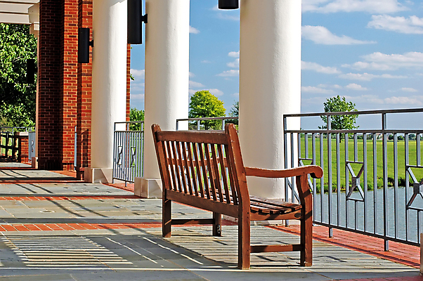 포토 JPG 해외이미지 나무 호수 벤치 의자 하늘 휴식 거리 사람없음 야외 건물 평화 침묵 고요 발코니 시골 갑판 계단식 해외202004 해외포토 식물 건축물 가구 컨셉 배_교통 소리 파일형식 이미지허브