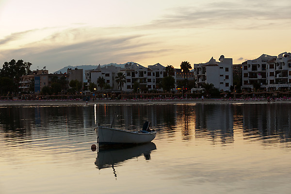 포토 JPG 해외이미지 물결 파도 바다 여행 오렌지 자연 낚시 휴가 휴식 바닥 항해 그림자 사람없음 목재 물 여름 파란색 빛 반사 항구 침묵 일몰 새벽 흐름 광선 도시 만 보트 명상 휴양지 함선 혼자 해외202004 해외포토 자연요소 나무 계절 컬러 컨셉 배_교통 과일 재료 교통시설 레저 노을 소리 장소 생태계 파일형식 이미지허브