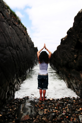 포토 JPG 해외이미지 라이프스타일 웰빙 여자 선 파도 신체 요가 자연 휴식 건강 한명 성인 운동 평화 우주 고요 절벽 에너지 조약돌 마음 고독 집중 순수 명상 위치 암초 아일랜드 대서양 보호구역 파라다이스 혼자 해외202004 해외포토 1 감정 유럽 바다 컨셉 사람 생활 돌_바위 생태계 구역 파일형식 이미지허브